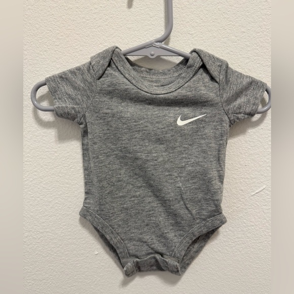 Nike Infant Gray Bodysuit - Picture 1 of 2